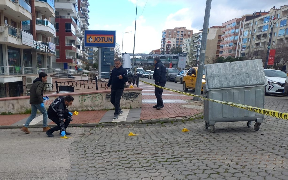 Manisa’nın Yunusemre ilçesinde otomobilinin içinde silahlı saldırıya uğrayan kişi yaralandı.