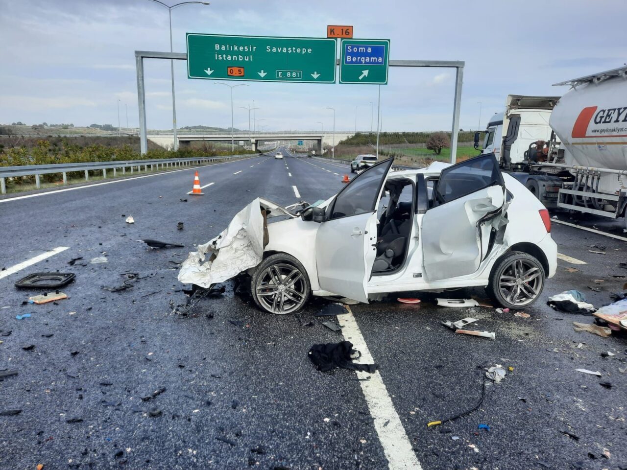 Manisa’nın Kırkağaç ilçesinde otomobilin tankere çarpması sonucu 2 kişi hayatını