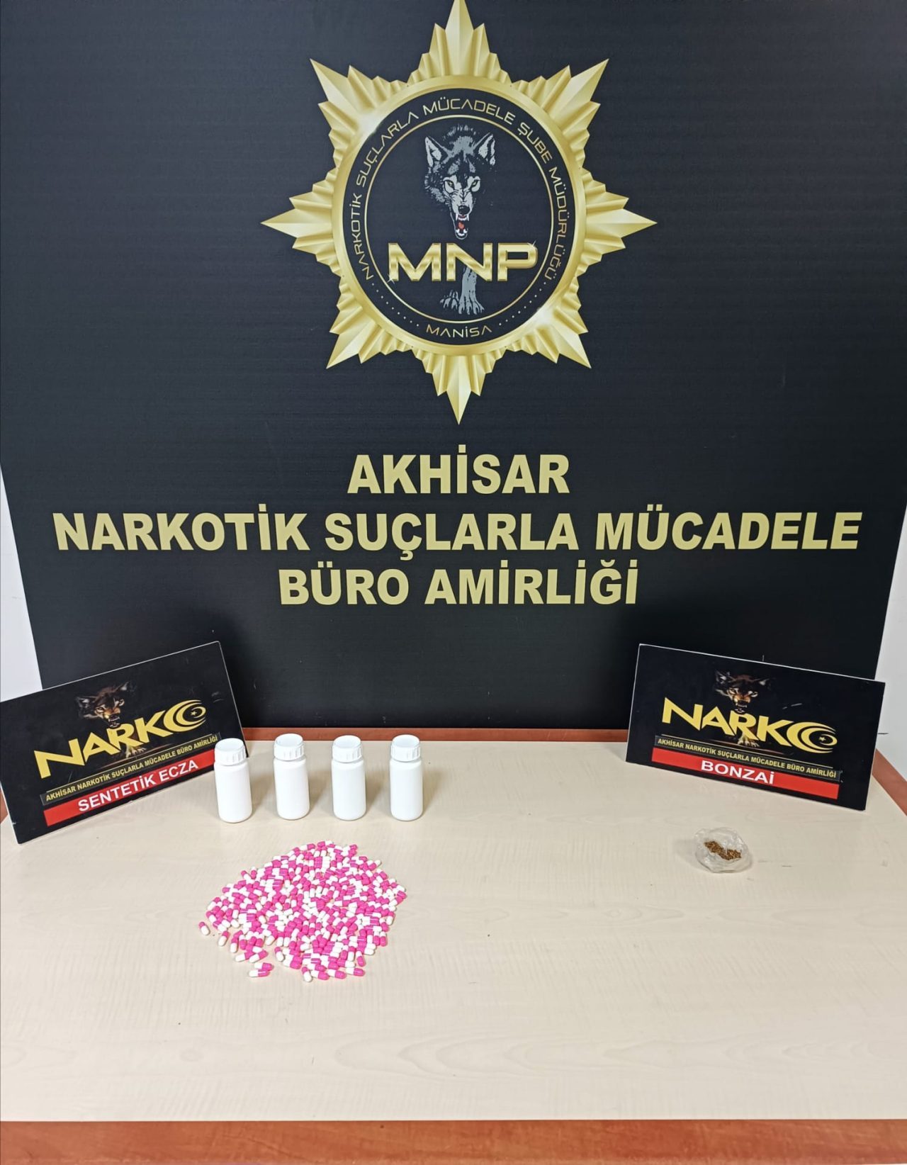 Manisa’nın Akhisar ilçesindeki uyuşturucu operasyonlarında gözaltına alınan 4 şüpheliden 3’ü