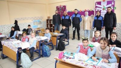 Afyonkarahisar’ın 2.’nci sınıfta eğitim gören minikler polislere unutamayacakları bir nostalji