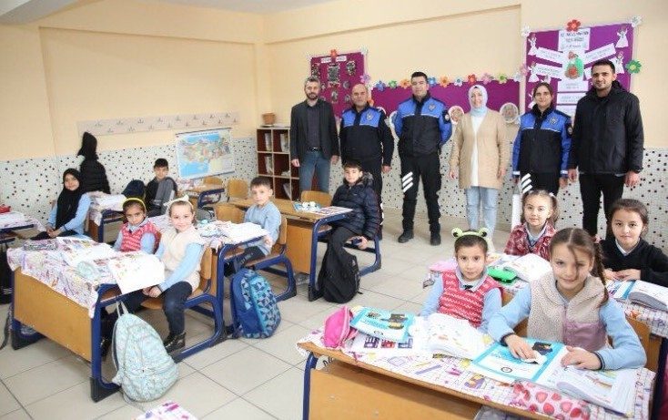 Afyonkarahisar’ın 2.’nci sınıfta eğitim gören minikler polislere unutamayacakları bir nostalji