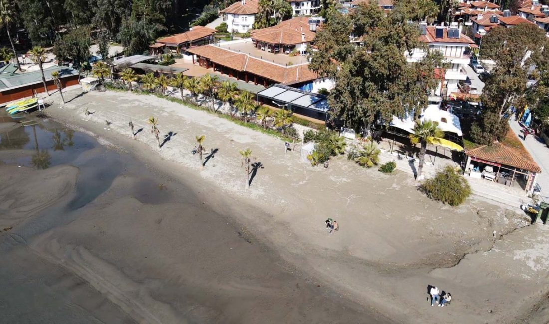 Muğla’nın Ula ilçesindeki Akyaka sahilinde deniz suyu kıyıdan yaklaşık 30