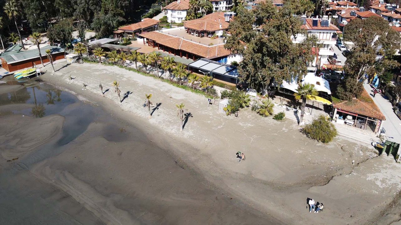 Muğla’nın Ula ilçesindeki Akyaka sahilinde deniz suyu kıyıdan yaklaşık 30