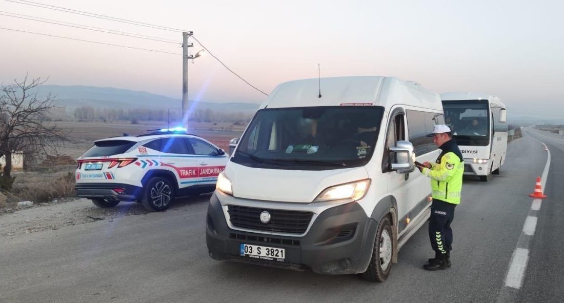 Okul servis araçlarına yönelik denetim Afyonkarahisar’da polis ve jandarma tarafından öğrenci taşımacılığı yapan 424 okul