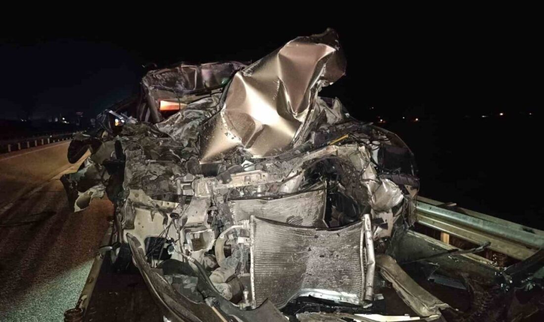 Afyonkarahisar’da otomobilin kamyona arkadan çarptığı ve hurdaya döndüğü kazada 1