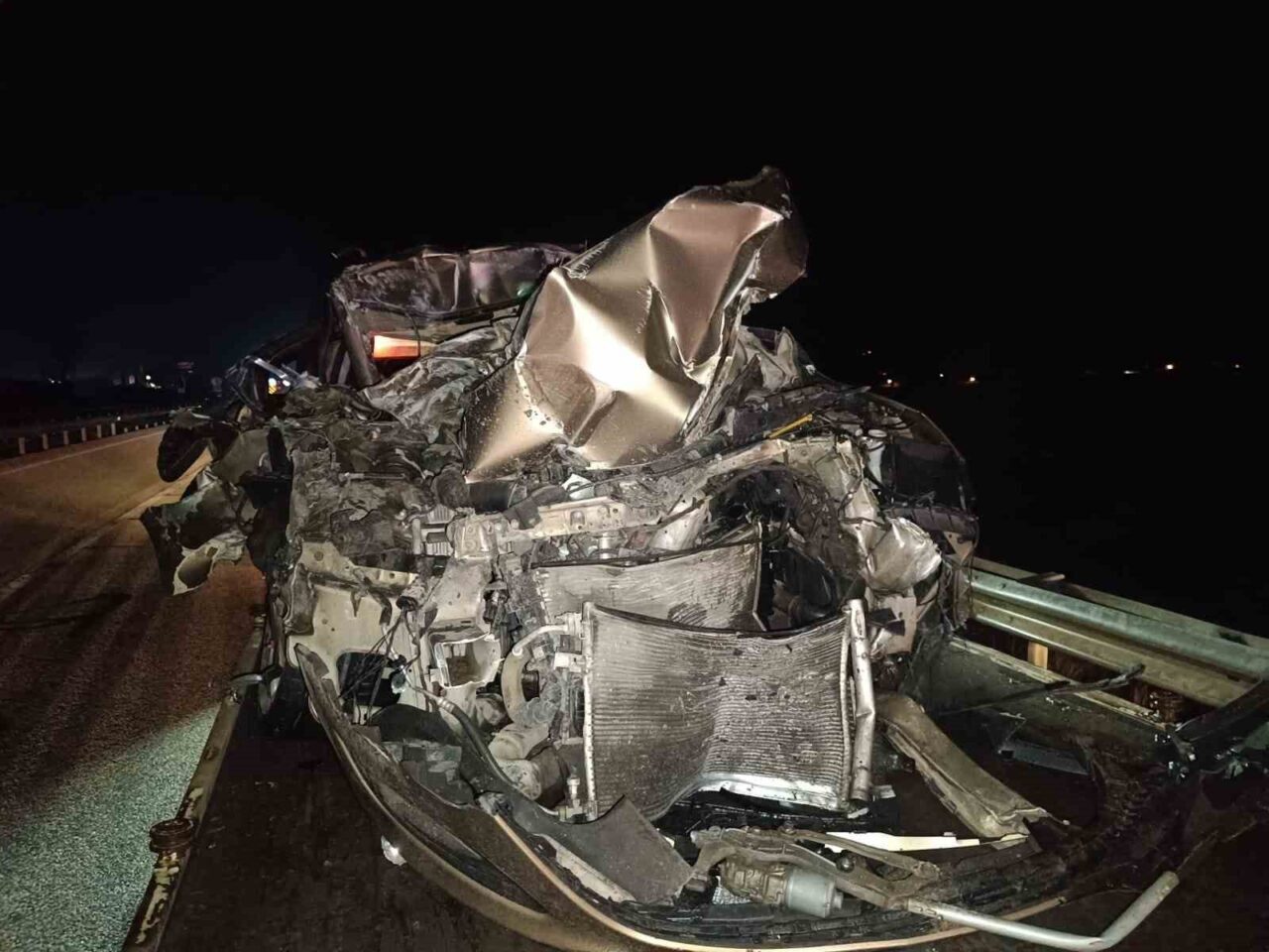 Afyonkarahisar’da otomobilin kamyona arkadan çarptığı ve hurdaya döndüğü kazada 1