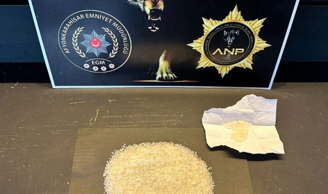 Afyonkarahisar’da polis tarafından gerçekleştirilen uyuşturucu operasyonunda zehir tacirinin otomobilin bagaj