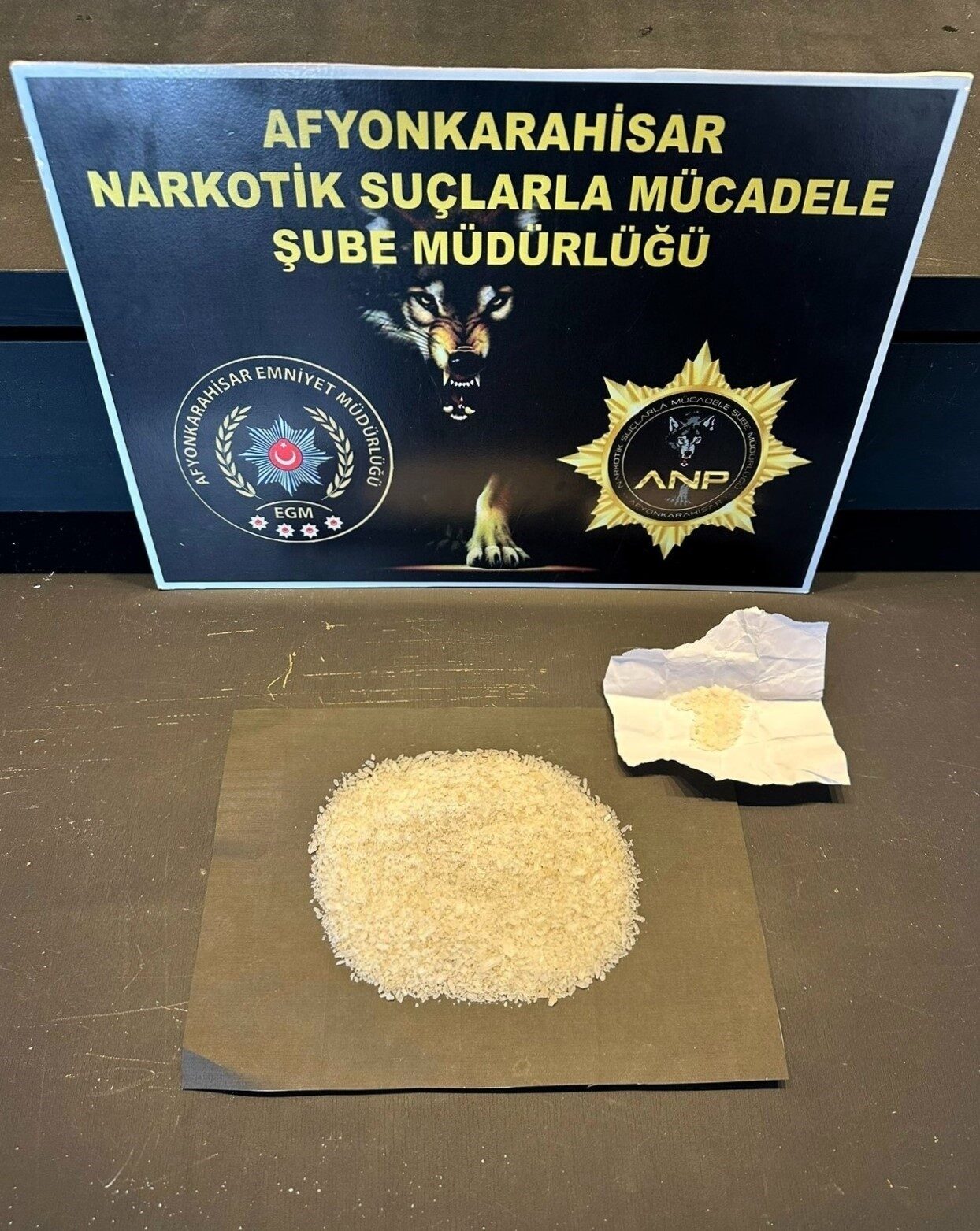 Afyonkarahisar’da polis tarafından gerçekleştirilen uyuşturucu operasyonunda zehir tacirinin otomobilin bagaj