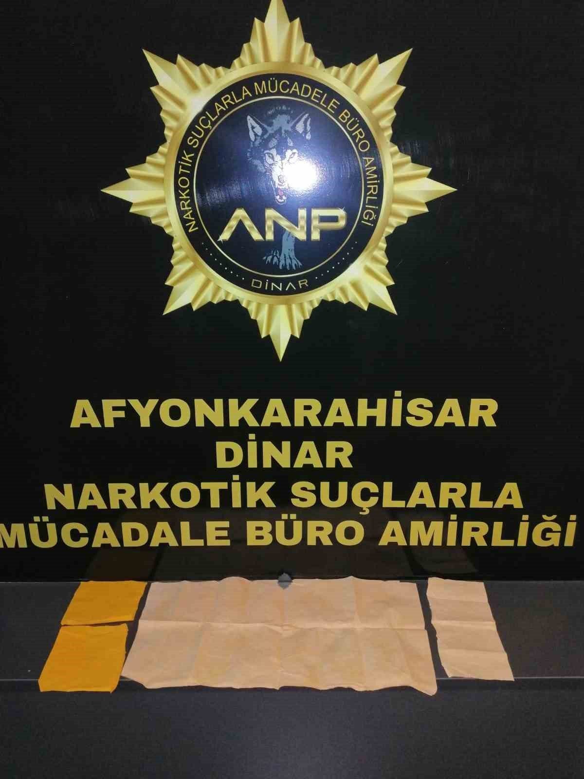 Afyonkarahisar’da polis tarafından düzenlenen operasyonda 4 adet peçeteye emdirilmiş uyuşturucu