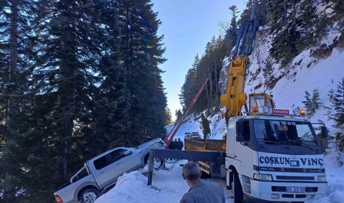 Pikapla 30 metreden uçtu, kazayı yara almadan atlattı Sivas’ın Suşehri ilçesinde bir pikap, 30 metre yükseklikten dereye uçtu.