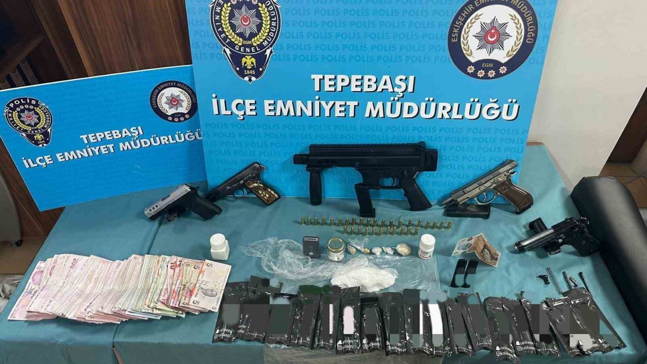 Eskişehir’de polis ekiplerinin çalışmaları sonucunda yarı otomatik silah, tabanca, fişek,