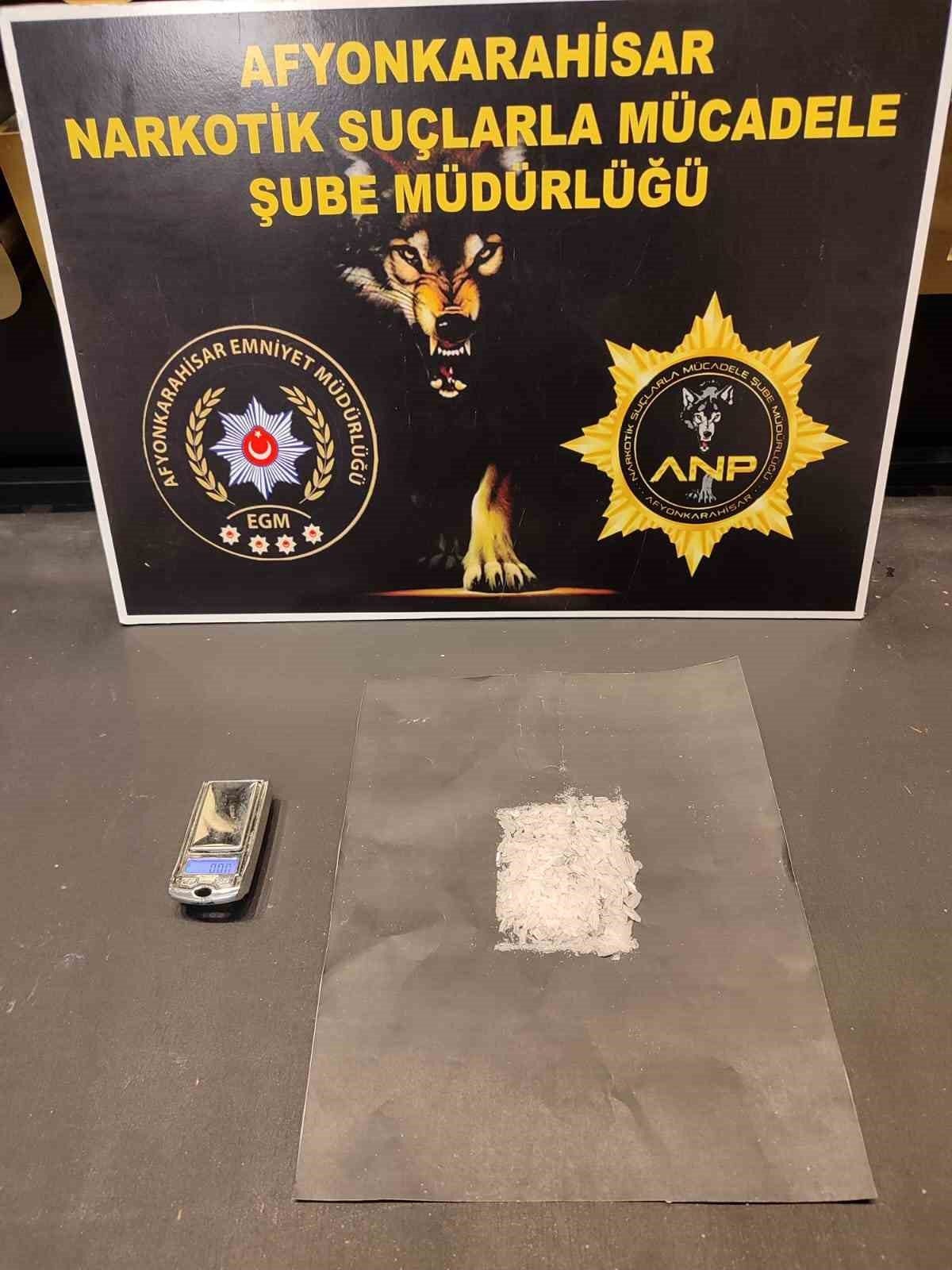 Afyonkarahisar’da takibe alınan bir şahıs uyuşturucu madde ve hassas terazi