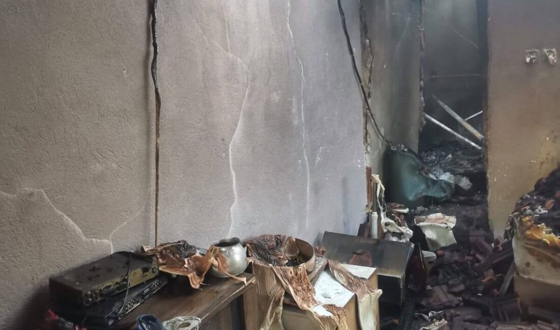 Manisa’nın Salihli ilçesinde tek katlı evde çıkan yangın söndürüldü. Kordon