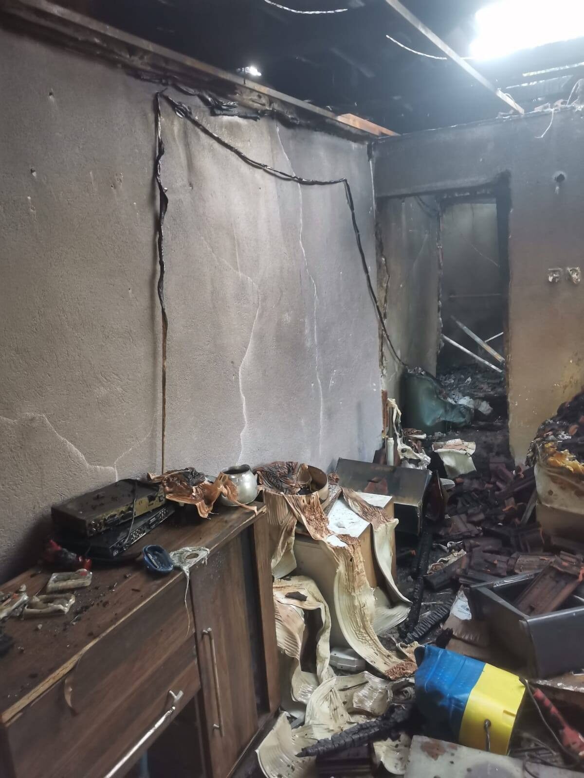 Manisa’nın Salihli ilçesinde tek katlı evde çıkan yangın söndürüldü. Kordon
