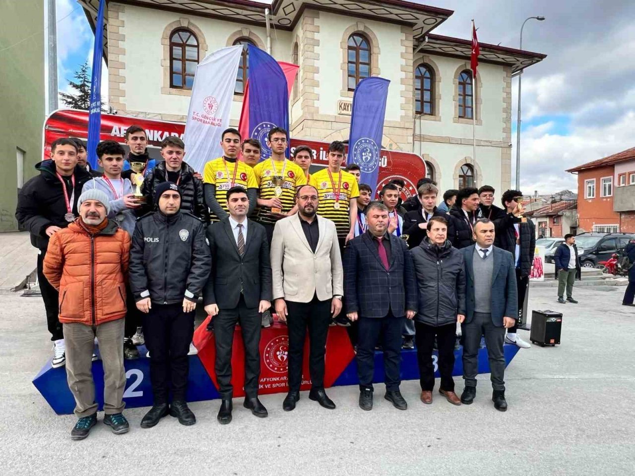 Afyonkarahisar’da öğrenciler arasında düzenlenen oryantiring müsabakasına katılan Sandıklı Anadolu İmam