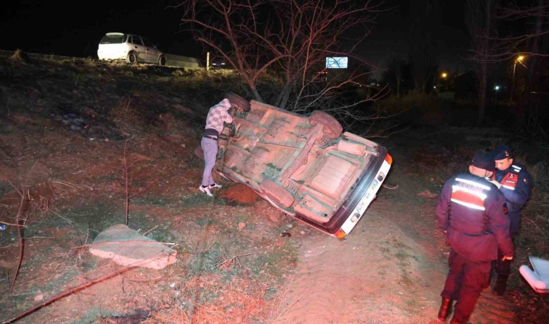 Aksaray’da sürücüsünün direksiyon hakimiyetini kaybettiği otomobil, kontrolden çıkarak 2 metrelik