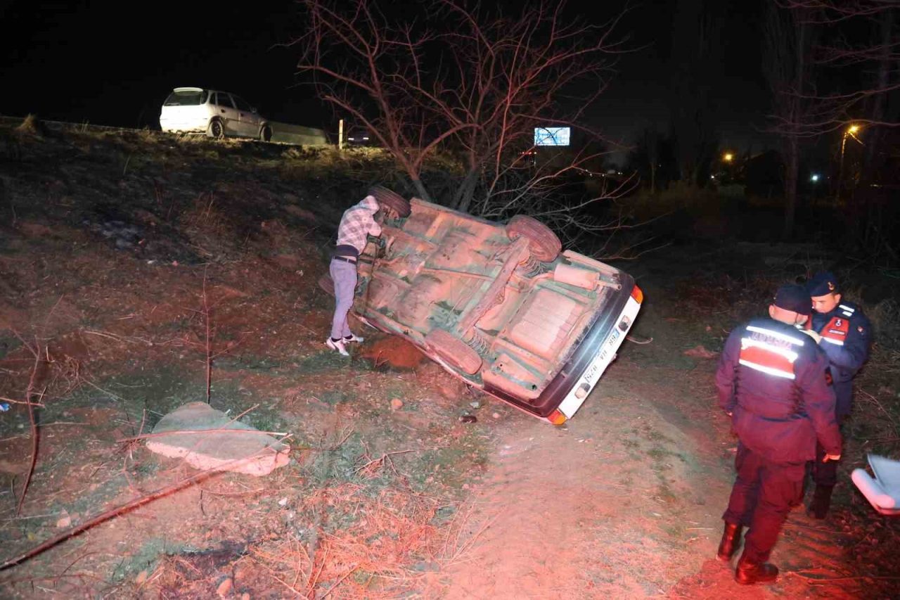 Aksaray’da sürücüsünün direksiyon hakimiyetini kaybettiği otomobil, kontrolden çıkarak 2 metrelik