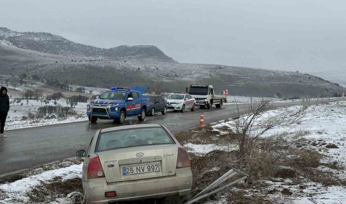 Afyonkarahisar’da kontrolden çıkarak şarampole giren otomobilde 4 kişi yaralandı. Kaza,