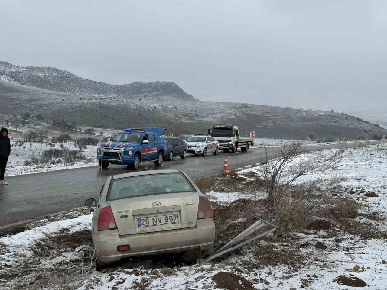 Afyonkarahisar’da kontrolden çıkarak şarampole giren otomobilde 4 kişi yaralandı. Kaza,
