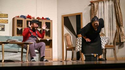 Mersin’de emekli evi üyesi emekliler, Büyükşehir Belediyesi Şehir Tiyatrosu sanatçılarının