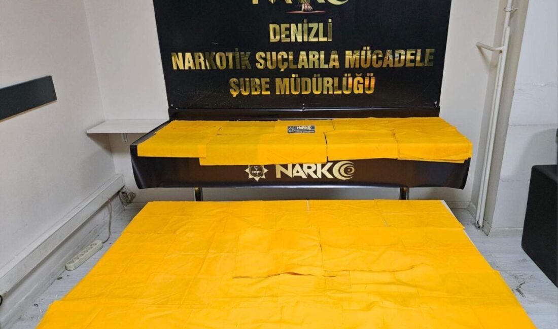 Denizli'de kamyonetin kapı döşemesine gizlenmiş 448 bin doz sentetik uyuşturucu