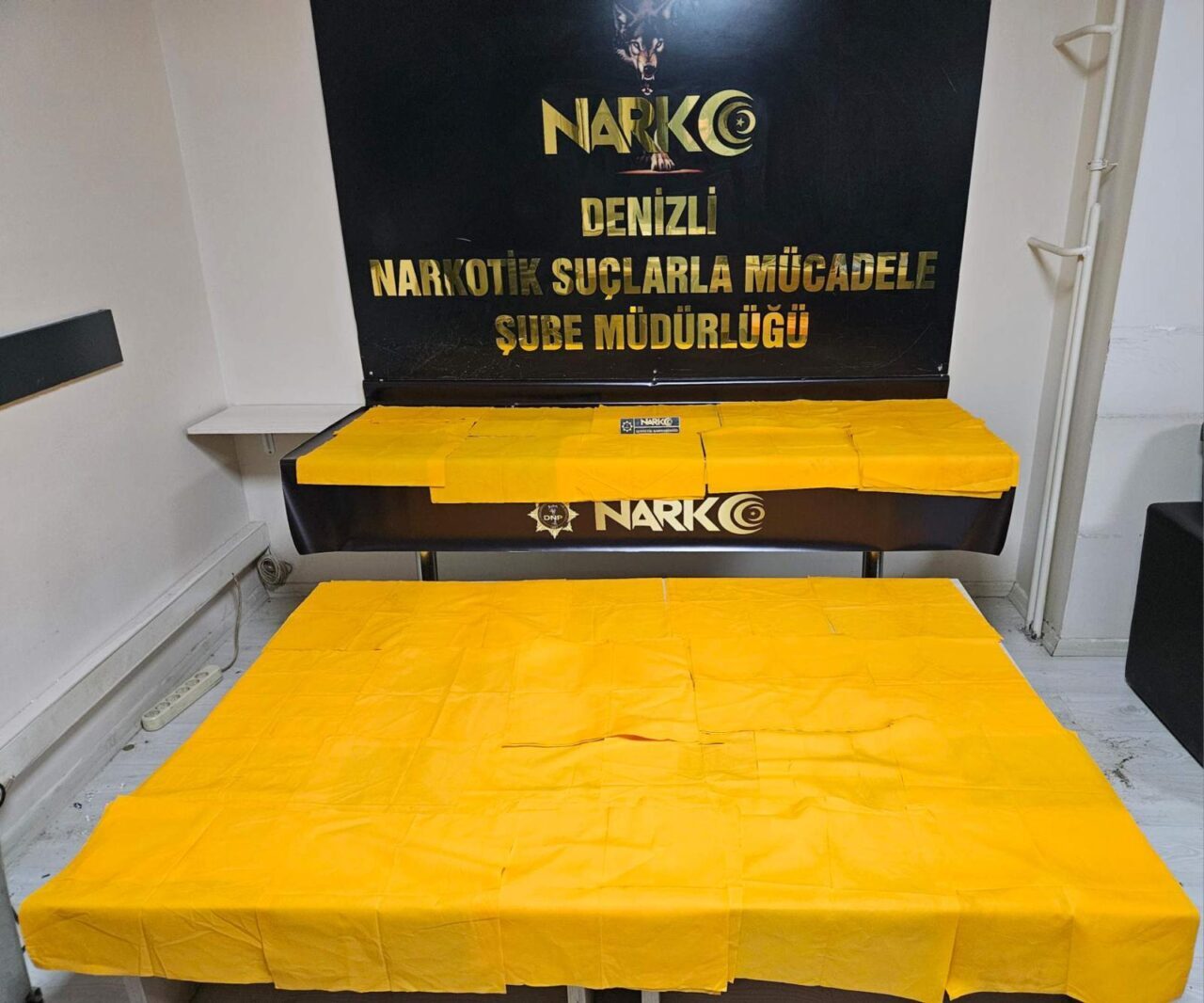 Denizli'de kamyonetin kapı döşemesine gizlenmiş 448 bin doz sentetik uyuşturucu