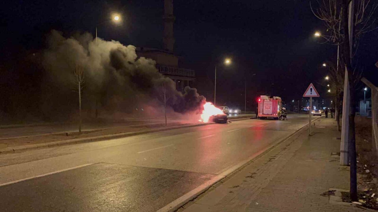 Eskişehir’de akaryakıt istasyonundan yakıt aldıktan hemen sonra yanmaya başlayan aracından