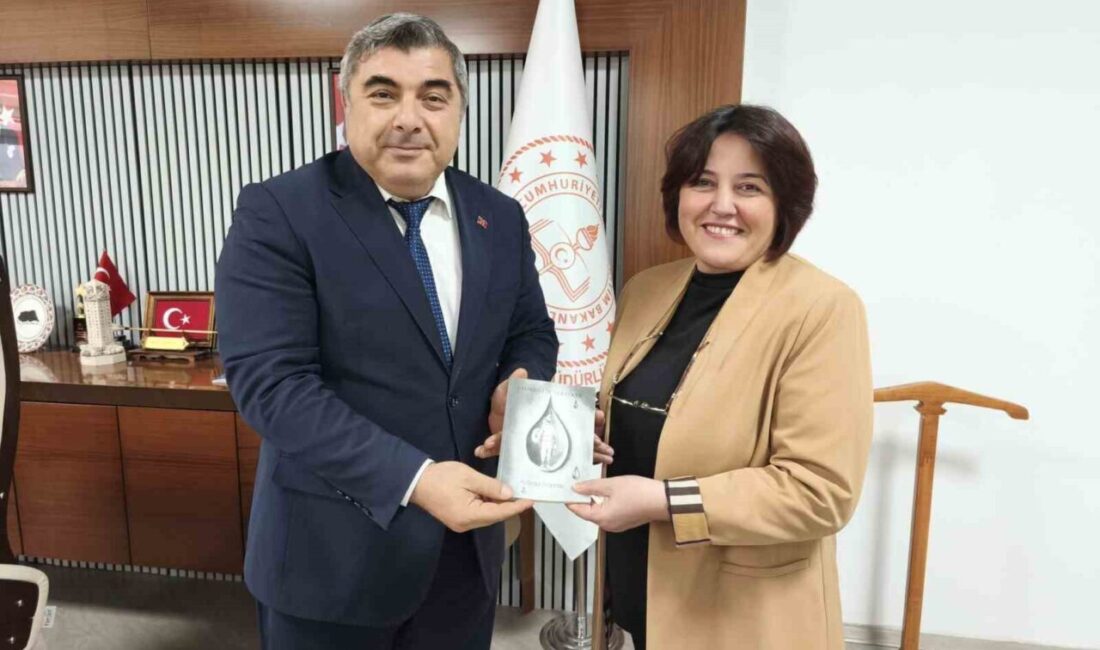 Afyonkarahisar Mareşal Fevzi Çakmak Ortaokulu idareci ve öğretmenleri İl Milli