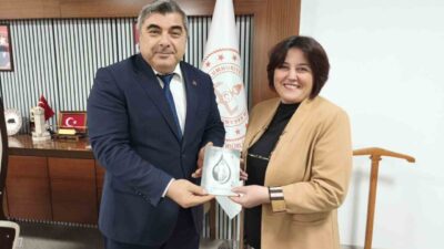 Afyonkarahisar Mareşal Fevzi Çakmak Ortaokulu idareci ve öğretmenleri İl Milli