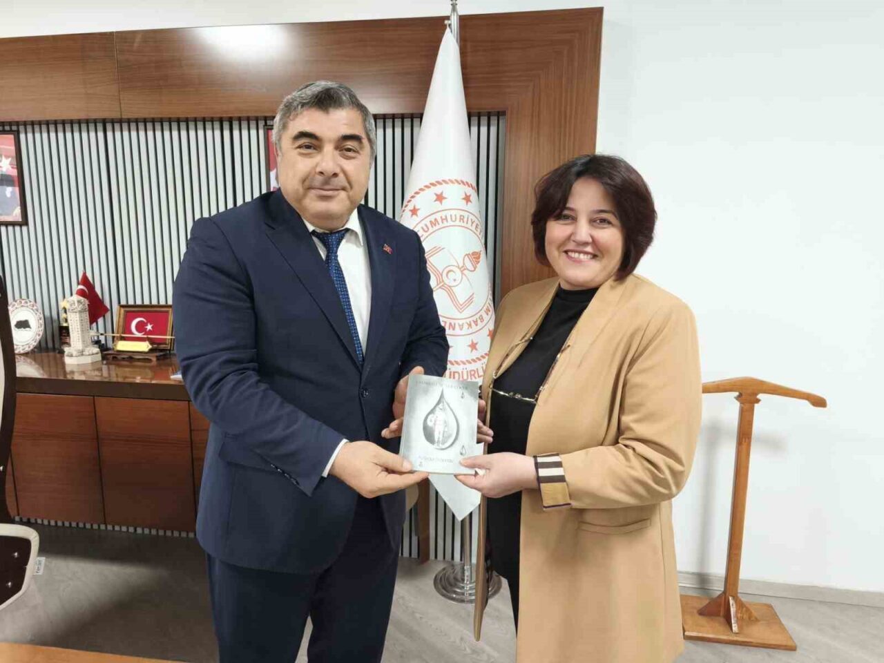 Afyonkarahisar Mareşal Fevzi Çakmak Ortaokulu idareci ve öğretmenleri İl Milli
