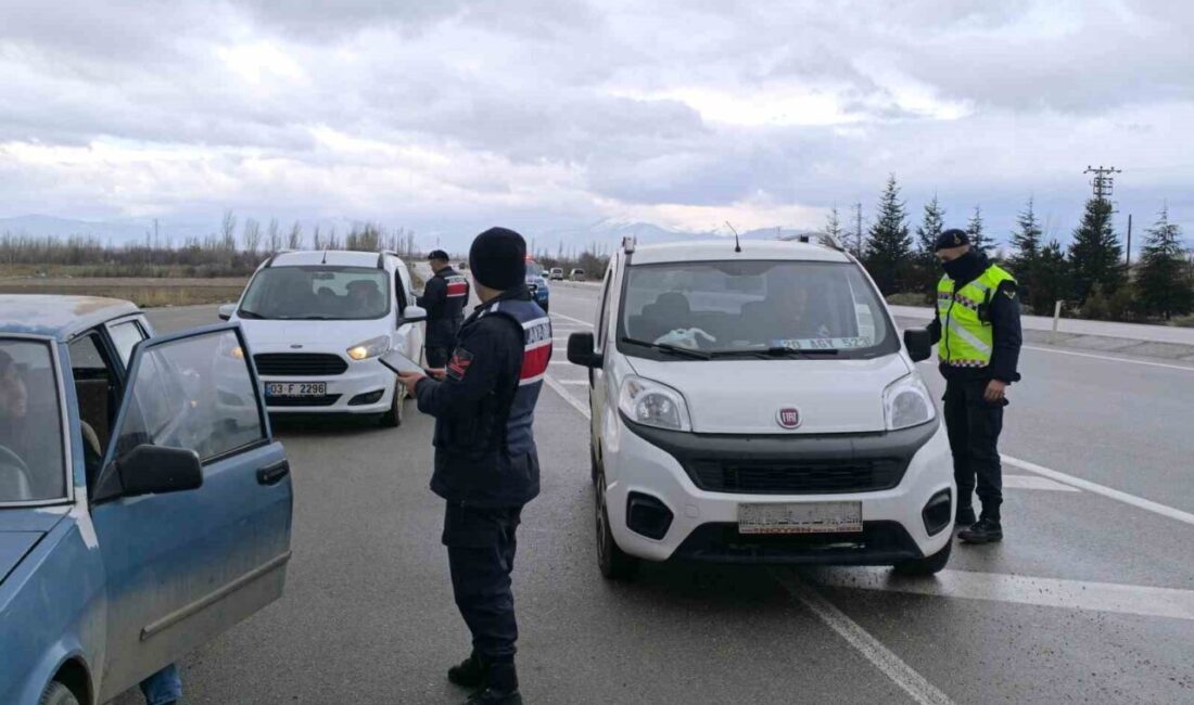 Afyonkarahisar’ın Şuhut ilçesinde jandarma ekipleri tarafından sürücülere yönelik trafik denetimi
