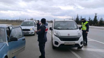 Afyonkarahisar’ın Şuhut ilçesinde jandarma ekipleri tarafından sürücülere yönelik trafik denetimi