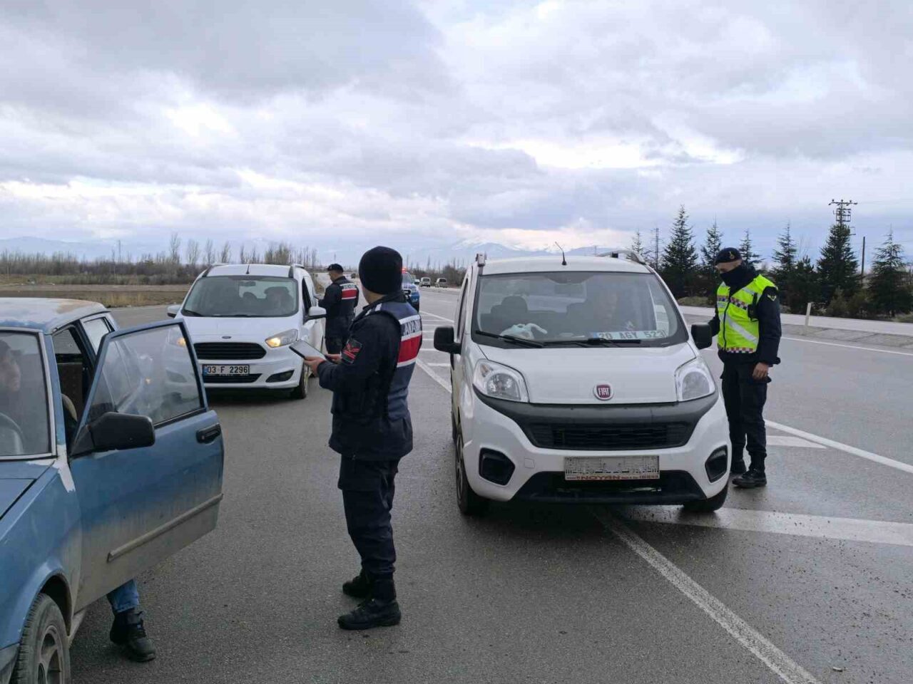 Afyonkarahisar’ın Şuhut ilçesinde jandarma ekipleri tarafından sürücülere yönelik trafik denetimi