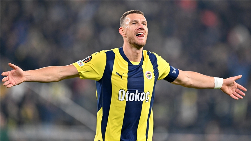Fenerbahçe'nin Bosna Hersekli futbolcusu Edin Dzeko'nun elinde kırık tespit edildi.
