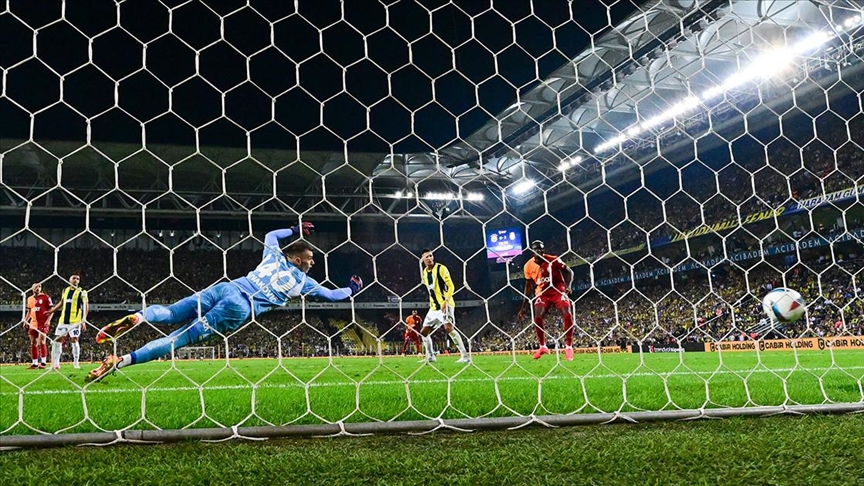 Trendyol Süper Lig'deki Galatasaray-Fenerbahçe derbisinde gözler, iki takımın kalecilerinde olacak.
