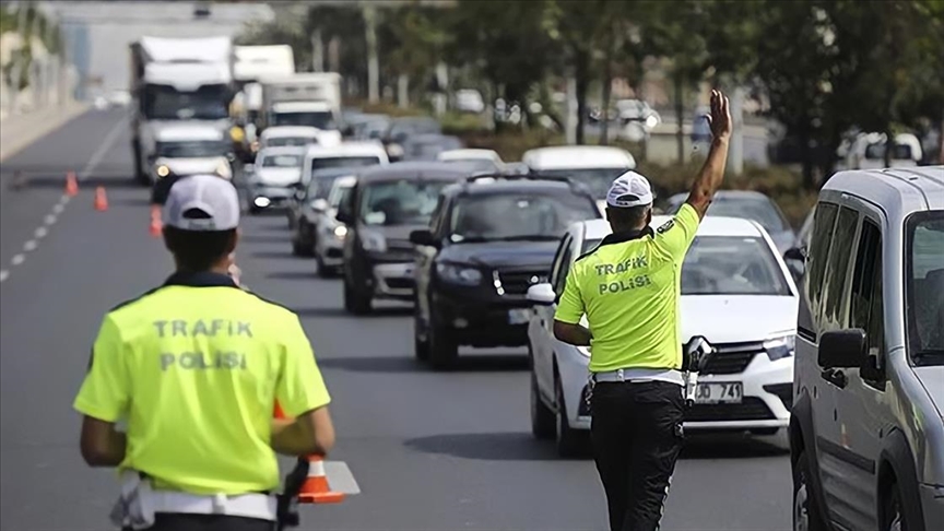 İçişleri Bakanı Ali Yerlikaya, trafikte "makas atmaya" yönelik yeni yaptırımların