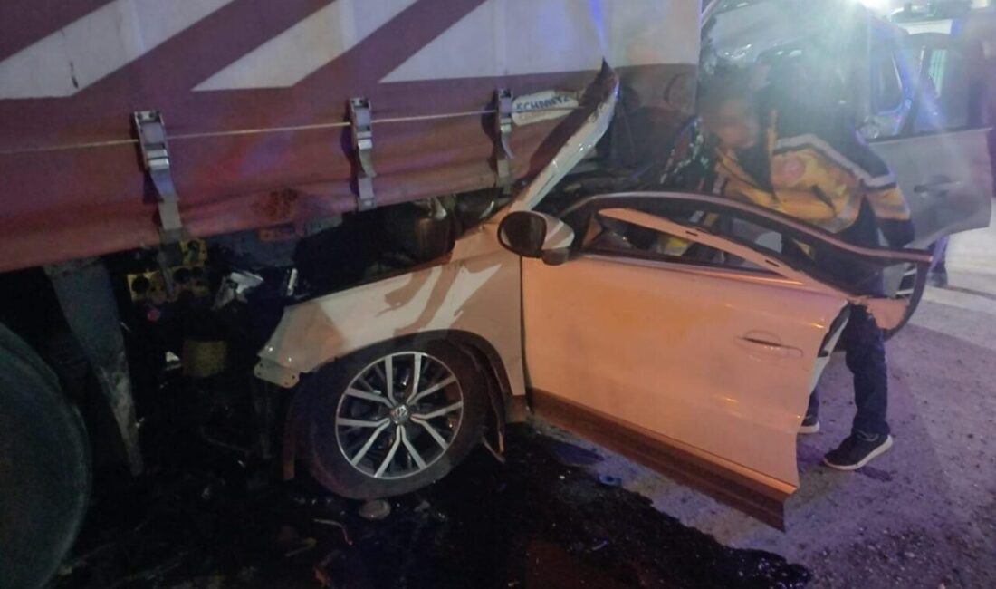 Manisa'nın Akhisar ilçesinde, park halindeki tıra arkadan çarpan otomobildeki 2