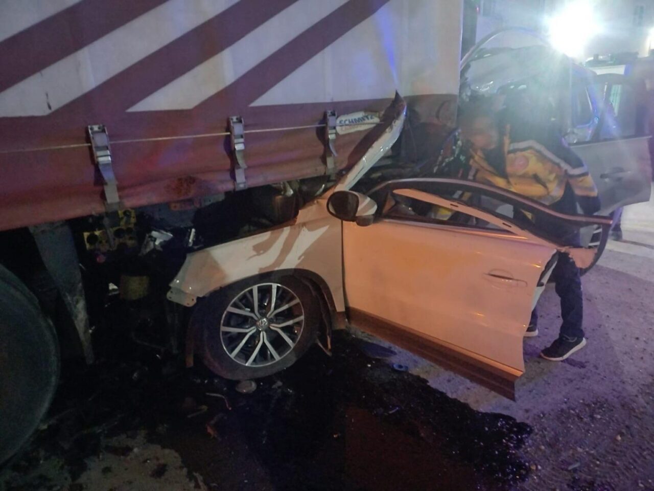 Manisa'nın Akhisar ilçesinde, park halindeki tıra arkadan çarpan otomobildeki 2