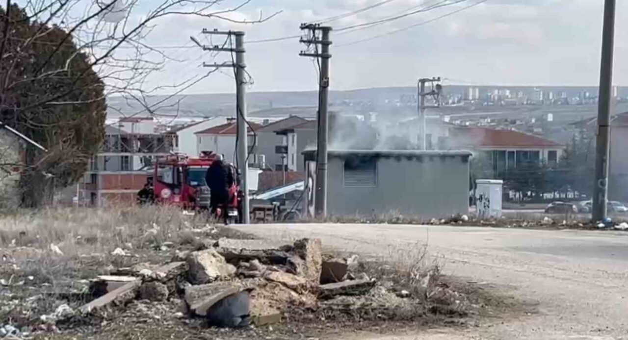 Eskişehir’de bir trafoda çıkan yangın itfaiye ekiplerinin hızlı müdahalesiyle söndürülürken,