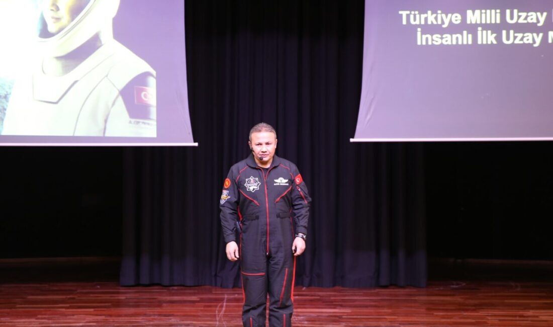 Türkiye'nin ilk astronotu Alper Gezeravcı, Denizli'de düzenlenen etkinlikte öğrencilerle buluştu.