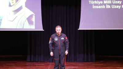 Türkiye'nin ilk astronotu Alper Gezeravcı, Denizli'de düzenlenen etkinlikte öğrencilerle buluştu.