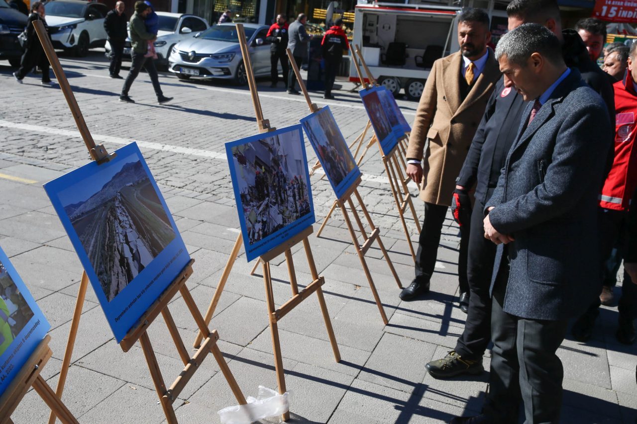 Uşak’ta, Kahramanmaraş merkezli depremlerin ikinci yılı dolayısıyla anma etkinliği düzenlendi.