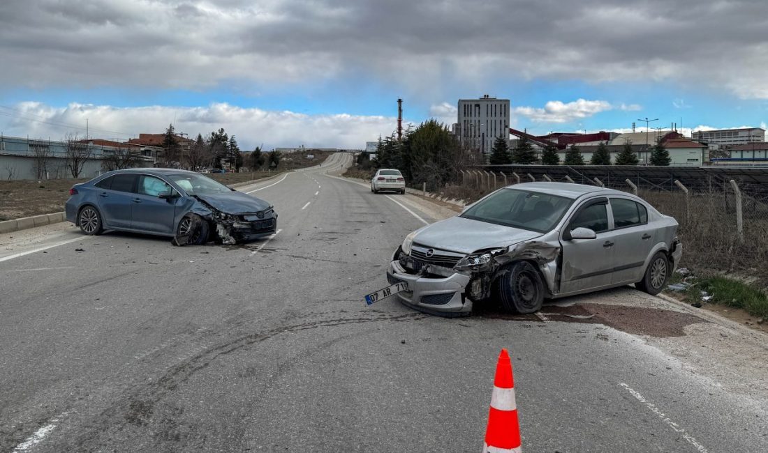Uşak’ta iki otomobilin çarpıştığı kazada sürücüler yaralandı. İ.K. (44) yönetimindeki