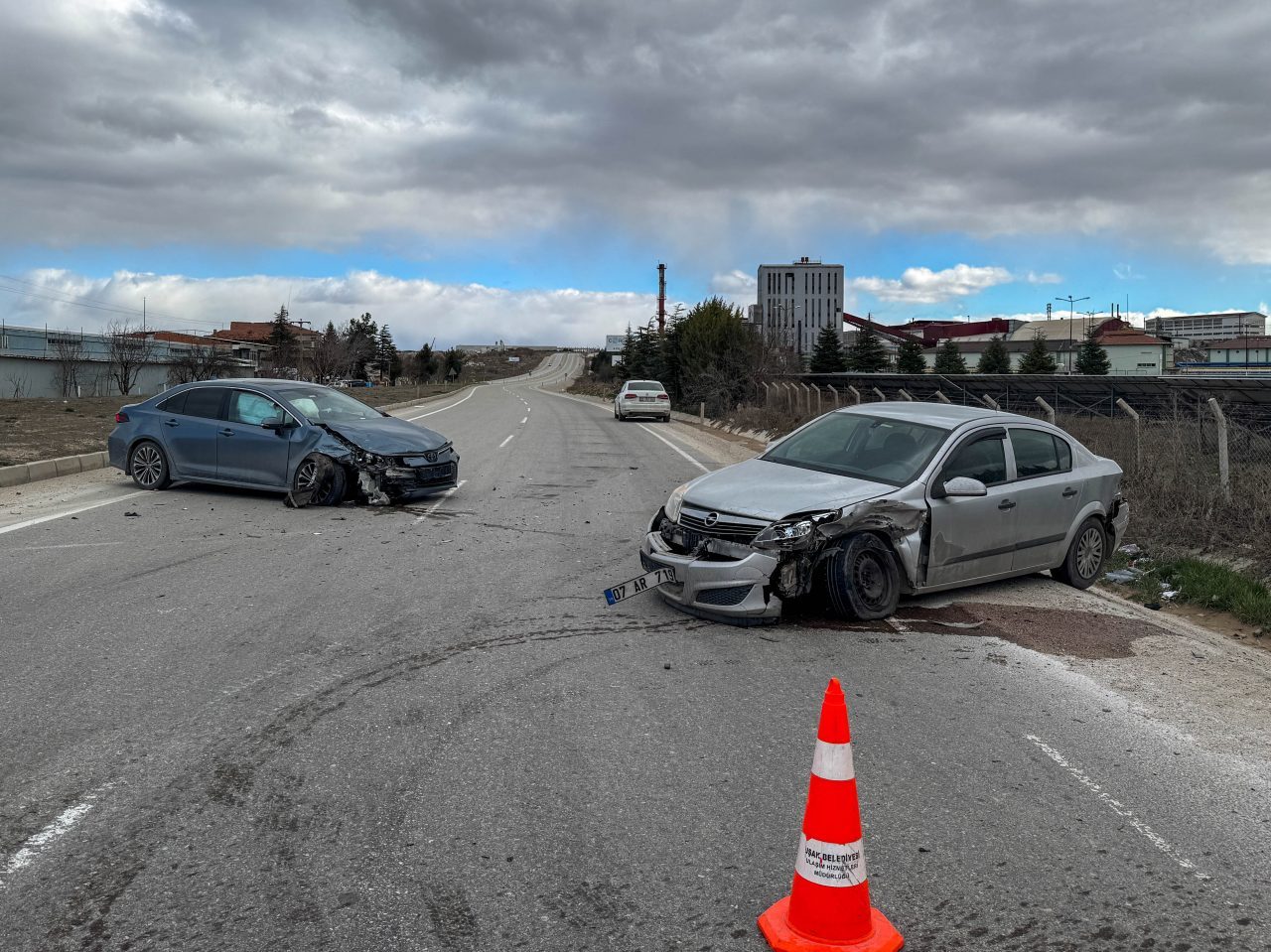 Uşak’ta iki otomobilin çarpıştığı kazada sürücüler yaralandı. İ.K. (44) yönetimindeki