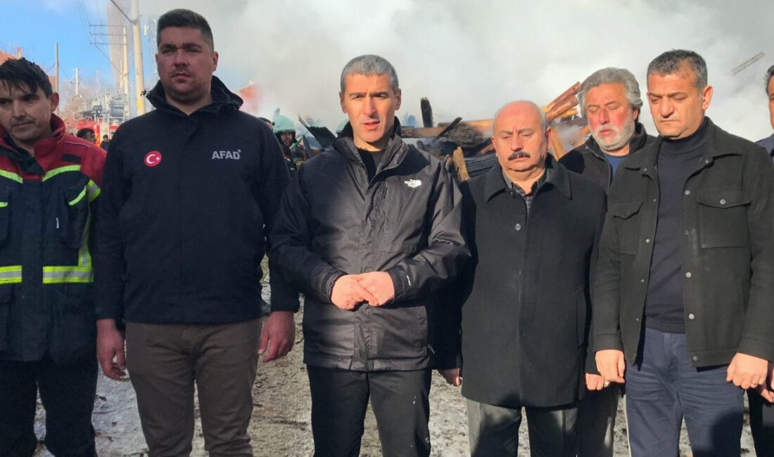 - Vali Naci Aktaş:
- "Şu an itibarıyla yangının diğer evlere