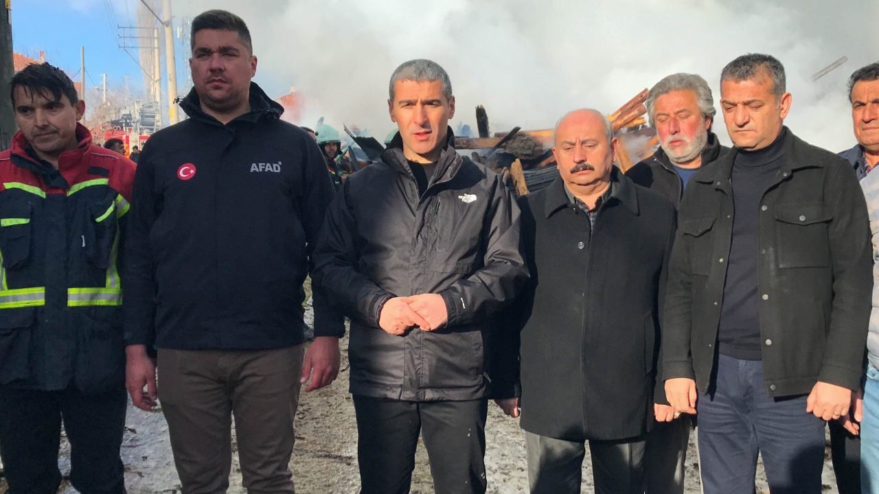 - Vali Naci Aktaş:
- "Şu an itibarıyla yangının diğer evlere