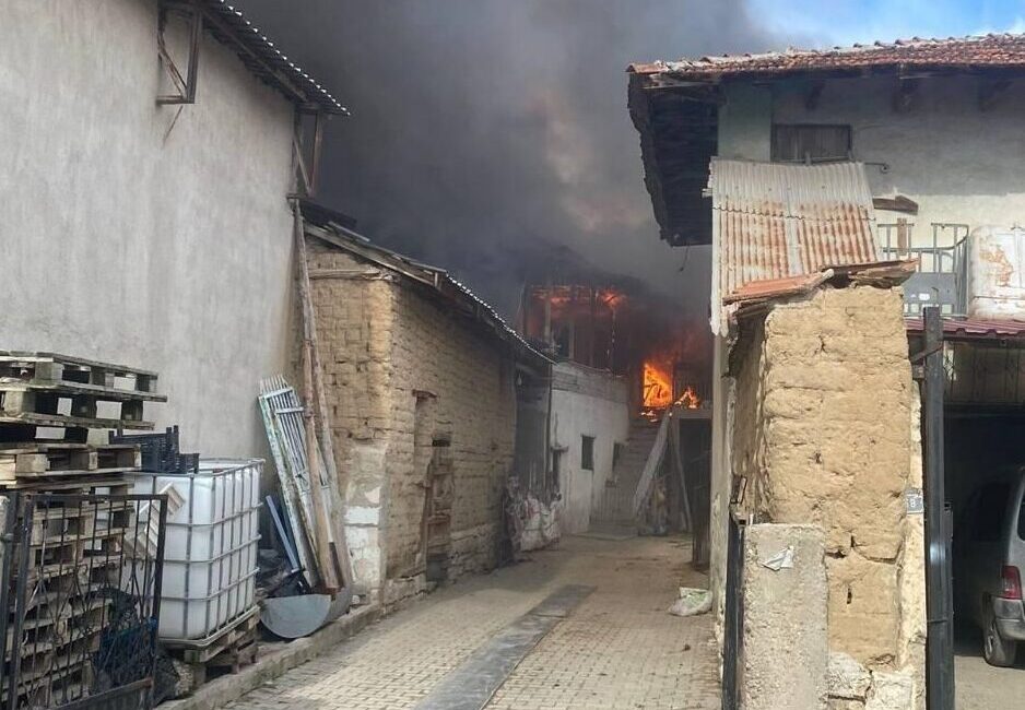 Uşak’ta evde çıkan yangında 1 kişi hayatını kaybetti, 1 kişi