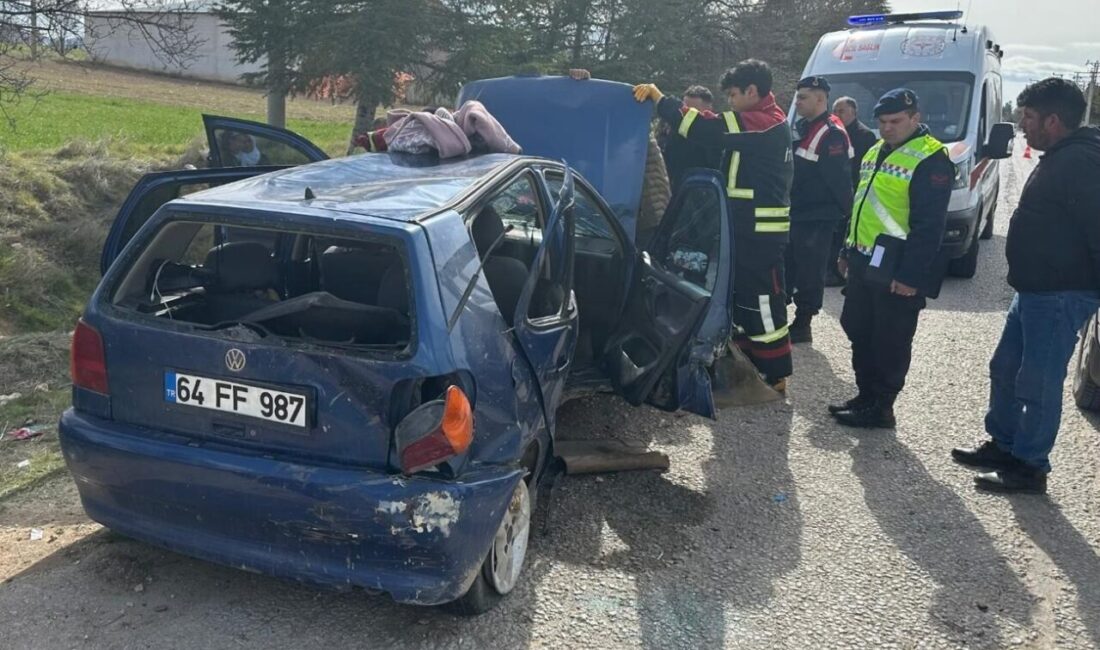 Uşak’ın Ulubey ilçesinde kontrolden çıkarak, ağaca çarpıp devrilen otomobildeki 5