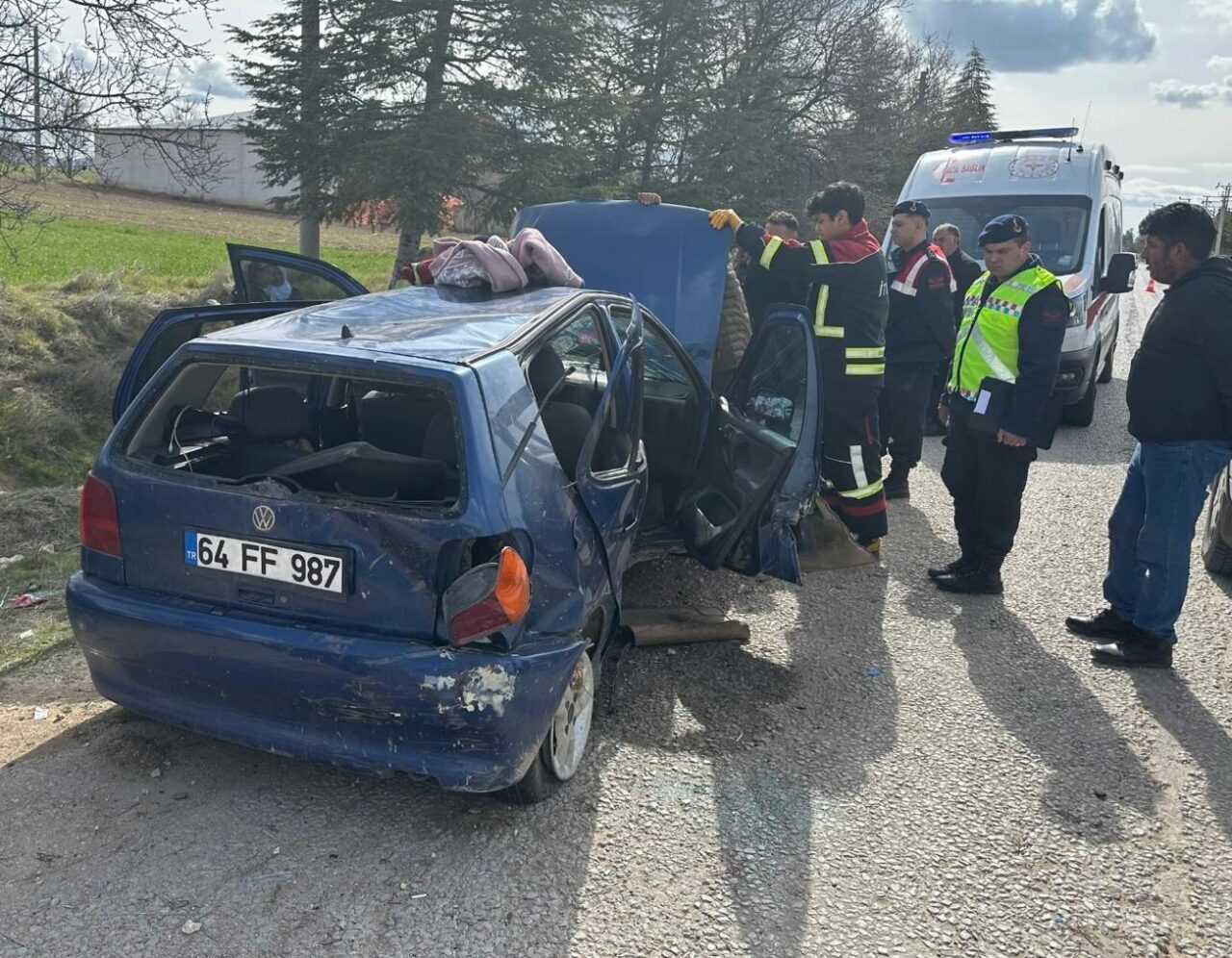 Uşak’ın Ulubey ilçesinde kontrolden çıkarak, ağaca çarpıp devrilen otomobildeki 5