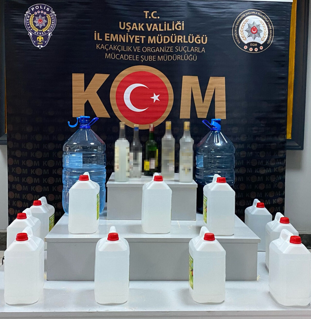 Uşak'ta sahte içki ele geçirildi, 2 şüpheli gözaltına alındı.